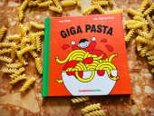 livre GIGA PASTA posé sur une table au milieu de pâtes